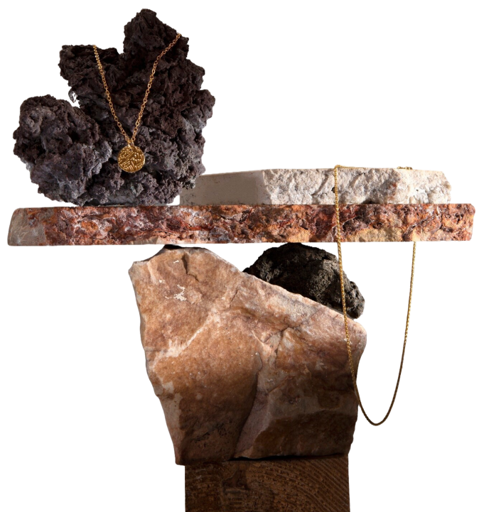 joyas sobre rocas